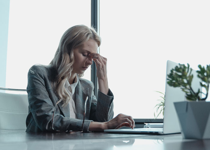 "You Want To Know Where I Am At All Times?": Woman Religiously Reports To Boss Every 5 Minutes Until He Realizes How Ridiculous His Order Was